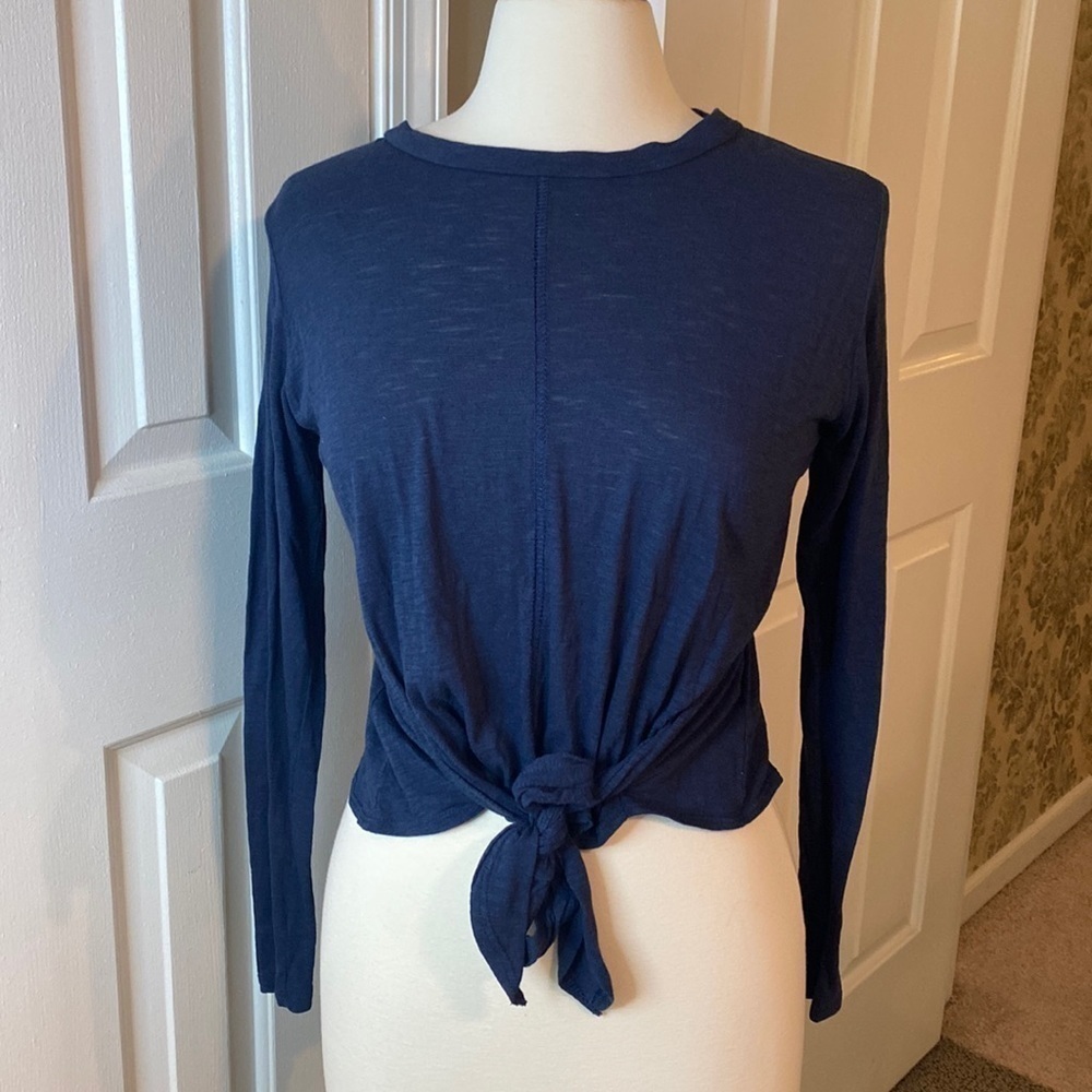 Six/Fifty Navy Blue Long Sleeved Shirt w/ Tie Front Size Small in EUC